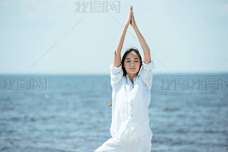 ޸Ů۾վʽ vrikshasana () ں̲ϵĺ 