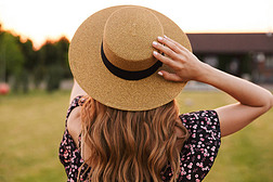 欧洲女子20s 背上的肖像戴草帽, 穿着户外散步的自然乡村