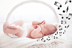 可爱的宝宝睡在篮子里。摇篮曲歌曲和音乐概念
