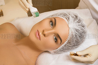 ŮԺڼ mesotherapy ϸ microneedling .