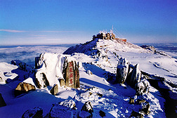 2003年11月7日，中国东部山东省泰安市泰山或泰山的雪景.