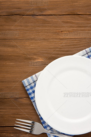 vit platta och gaffel p? tr?