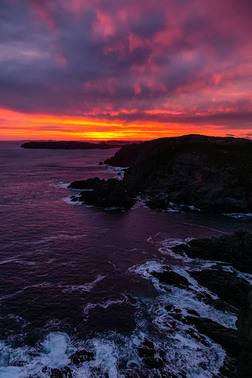 在五颜六色的日出中, 在岩石般的大西洋海岸欣赏海景。拍摄于加拿大纽芬兰和拉布拉多北双线岛的 c罗 head.