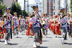 日本香川-2018年7月15日: 日本表演者在著名的 Yosakoi 节上跳舞, 一年一度的免费公共活动。Yosakoi 是日本舞蹈活动的独特风格.