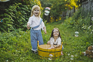 Children splashing water in the basin 4754.