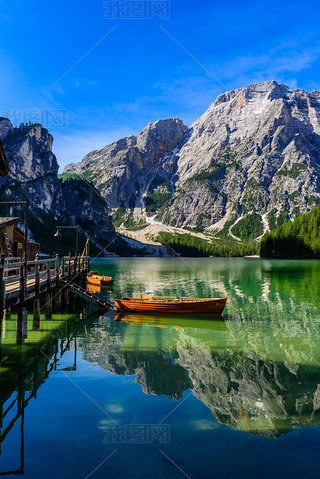 λյ޶DolomitesɽBraiesҲΪPragser WildseeLago di Braies ĵطɽе͵ľԶ㼰̽.