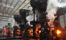 2013年1月18日，中国东北辽宁省大连市，东北特殊钢铁集团有限公司钢厂的内部景观