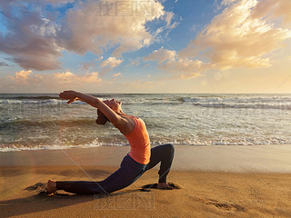 ˶ʺŮ٤ Anjaneyasana ں̲ϵ