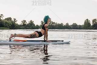 Ůɫͷϰ٤ paddleboard ˮСԵĹ (Urdhva ȮȮ)