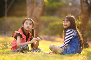 barn som sitter i parken