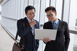 empresario mostrando algo en la computadora porttil