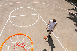 男人运球篮球在法院的关键