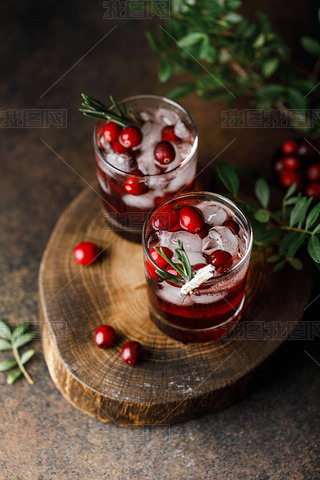 cocktail made with organic gin, white cranberry juice, fresh cranberries, ice and rosemary lees