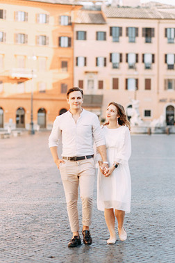  美丽的时尚对在欧洲风格。婚礼照片拍摄在罗马的街道上.