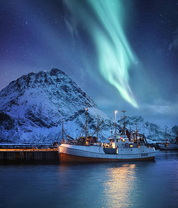 北极光，洛弗滕群岛，挪威。没有光，山和船。夜晚的冬季风景。挪威旅行 - 图片