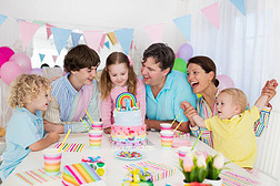 孩子们的生日聚会。家庭庆祝与蛋糕.