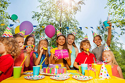 孩子们在公园里庆祝生日