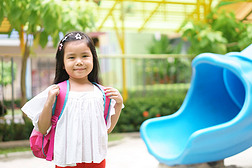 亚洲儿童或女童笑着，背着学生书包，带着欢乐的气氛和自然背景的游乐场，从夏季学习或学习中返回学校和幼儿园