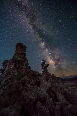 在夜晚银河系加利福尼亚州莫诺湖的风景 