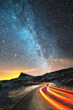 夜空中有一颗北半球的银河和星星.