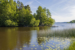 美丽的湖景与汽船在蓝天与白云背景.美丽的夏季自然背景。瑞典、欧洲.
