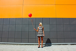 女孩站在附近的气球挂墙镜