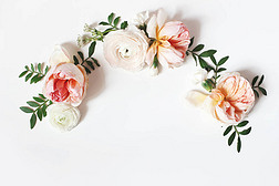 装饰花环,花环,组成与粉红色的英国玫瑰,在白色表背景的玫瑰和绿叶。花图案。平躺,顶视图。婚礼,生日风格库存照片.