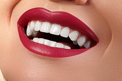 宏快乐女性微笑与健康洁白的牙齿。明亮的红唇化妆。口腔美容治疗, 美白。清洁肌肤