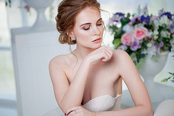 一个漂亮的女孩穿着婚纱的画像。在豪华的礼服，新娘特写