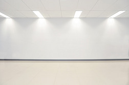 照片白空墙当代画廊。现代的开放空间 