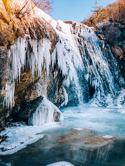瀑布落在一个寒冷的洞穴里,美丽的冰冻的风景.冻死的水西班牙、加泰罗尼亚、巴塞罗那、奥索纳、维拉、莫利盐地的冬季旅游。垂直照片.