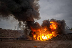 油气加工平台和远程平台产生的石油、天然气和液体冷凝水中耀斑爆炸起火