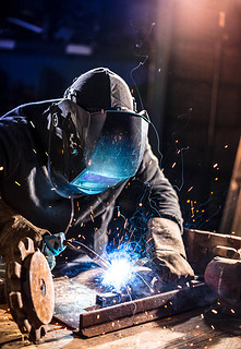 焊工在车间工厂工作。重型工业和手动工作概念