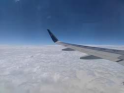 飞机摄影天空白云素材原图