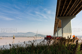 椒江大桥一桥侧方桥底与芦苇江水风景