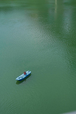 湖上小船意境风景拍摄