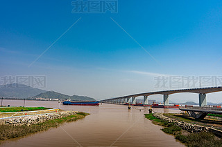 台州椒江大桥一桥建筑与来往船只风景