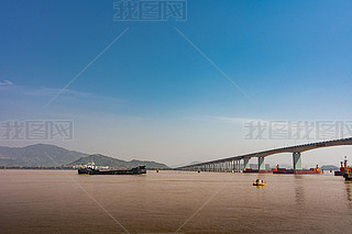 台州椒江大桥一桥建筑与船风景相呼应