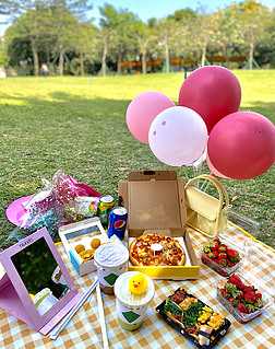 公园草地餐布野餐食物气球饮料镜子寿司时光摄影