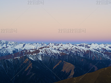 达瓦更扎的雪山日出，天然渐变色天空