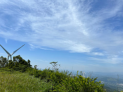 原创夏日山坡上的风车风景摄影图
