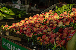 夏天水果菜市场摊位上卖的桃子