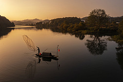 夕阳下皖南打渔人图片