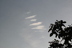 天空中斜杠形状的白云