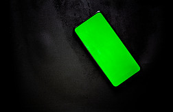 手机绿屏黑色背景
