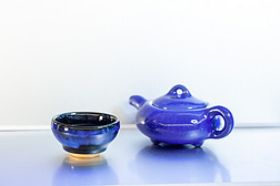 中国茶文化蓝色茶壶与茶杯特写