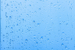 雨滴落在透明玻璃窗上背景素材