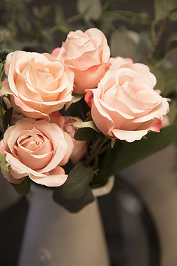 假花盆栽绿植粉色玫瑰花卉高清摄影图