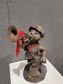 昆明民间工艺美术作品《吹号角的小红军》