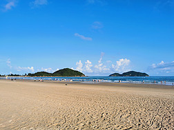 原创海南蓝天海边沙滩风景图-版权可商用